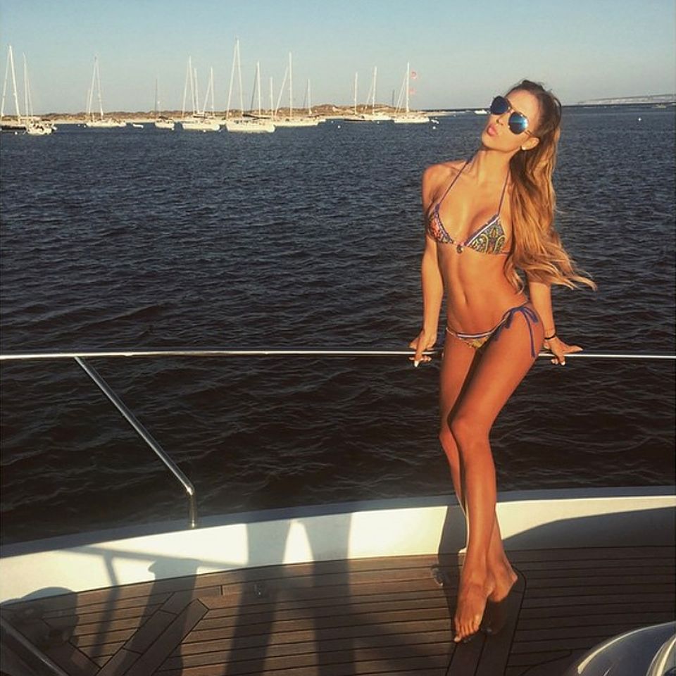 Im sexy Triangel-Bikini und mit Kussmund schickt Ann-Kathrin Brömmel ihren Instagram-Followern sonnengebräunte Urlaubsgrüße.