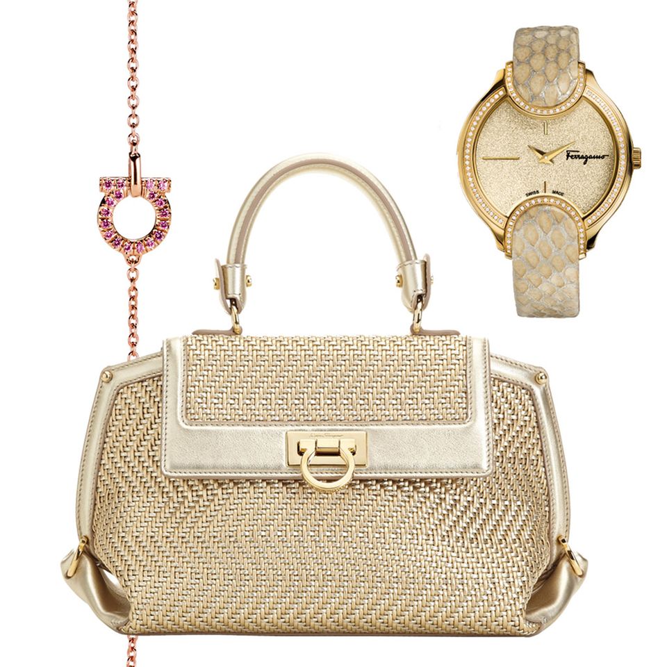 Salvatore Ferragamo: Schmuck und Sofia-Bag aus der neuen Signature Collection. Überall findet sich der "gancio", der typische Haken. An dem Armband ist er mit pinken Saphiren besetzt Schmuck und Sofia-Bag aus der neuen Signature Collection. Überall findet sich der "gancio", der typische Haken. An dem Armband ist er mit pinken Saphiren besetzt
