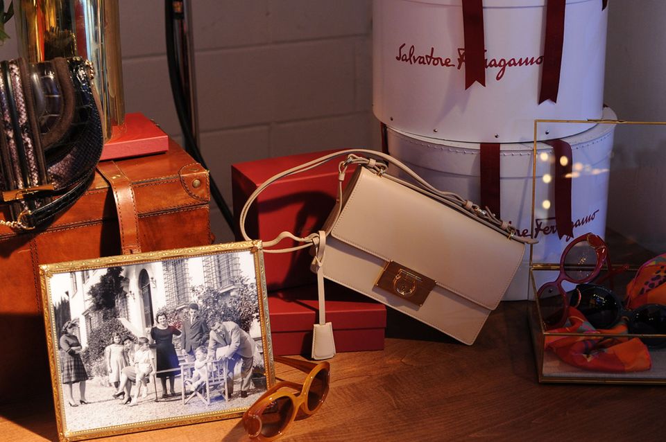 Salvatore Ferragamo: Style und Nostalgie: Die aktuellen Accessoires inszenierte man in New York mit Familienfotos von Salvatore Style und Nostalgie: Die aktuellen Accessoires inszenierte man in New York mit Familienfotos von Salvatore