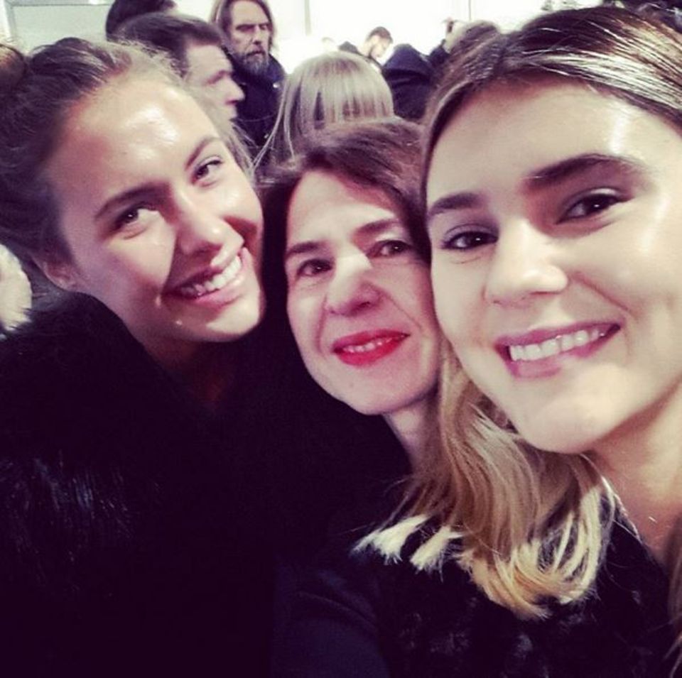 Backstage herrscht währenddessen schon allerbeste Stimmung. Dass sie gleich auf den Catwalk müssen, scheint die Models Stefanie Giesinger und Alena Gerber nicht aus der Ruhe zu bringen. Sie finden sogar noch Zeit für ein Selfie mit GALA-Redakteurin Stefanie.