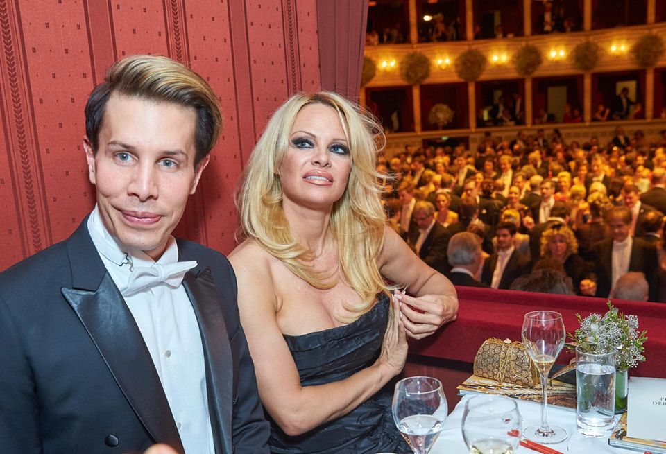 Eine absurde Mischung in einer Loge: Helmut Berger-Ex Florian Wess und Hollywood-Blondine Pamela Anderson.