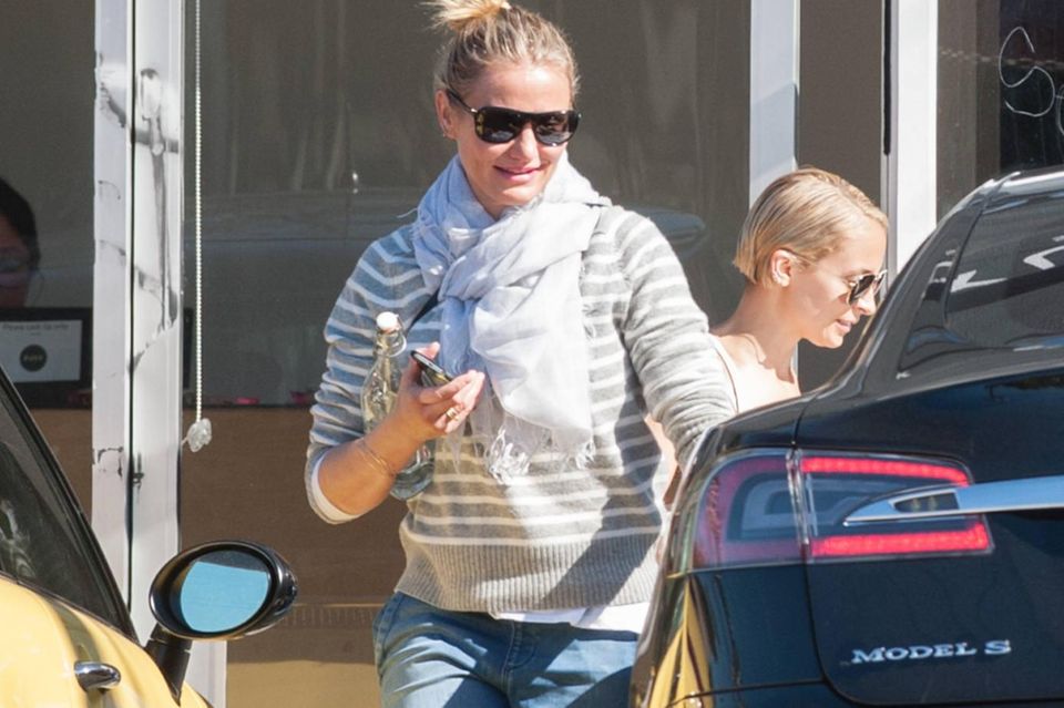 Während Schwägerin Nicole Richie bei der Hitze in L.A. ein dünnes Top trägt, hat Cameron Diaz sogar noch einen Schal dabei Während Schwägerin Nicole Richie bei der Hitze in L.A. ein dünnes Top trägt, hat Cameron Diaz sogar noch einen Schal dabei