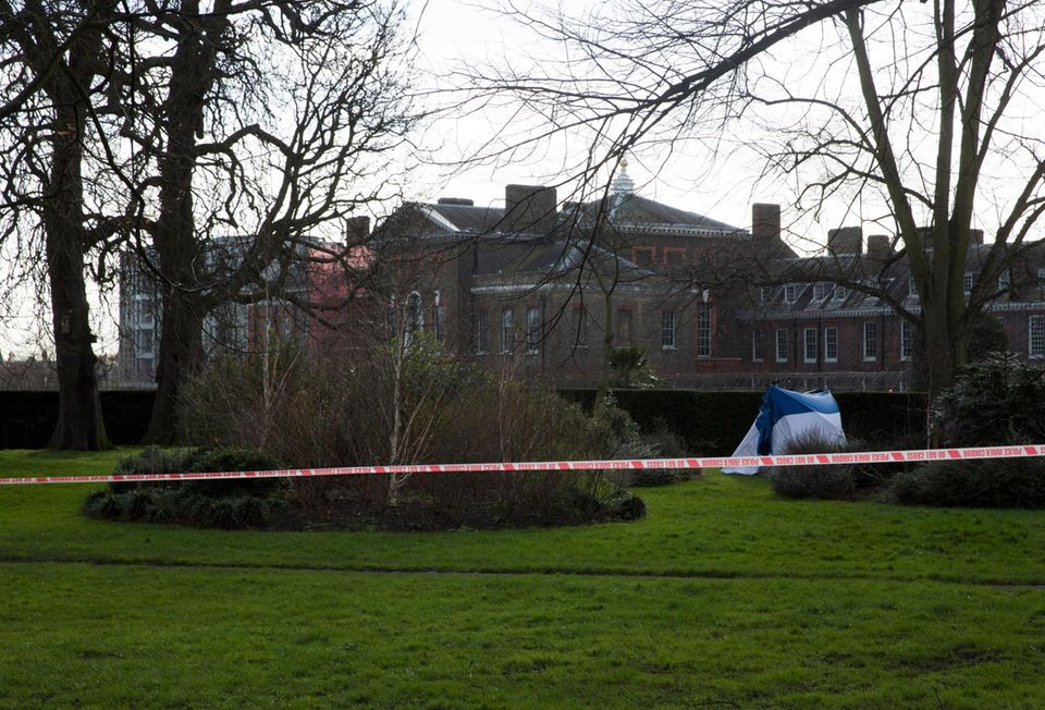 Catherine + William: Ein Zelt der Spurensicherung steht im Garten des Kensington Palasts. Hier hatte sich ein Mann am 9. Februar selbst angezündet. Ein Zelt der Spurensicherung steht im Garten des Kensington Palasts. Hier hatte sich ein Mann am 9. Februar selbst angezündet.