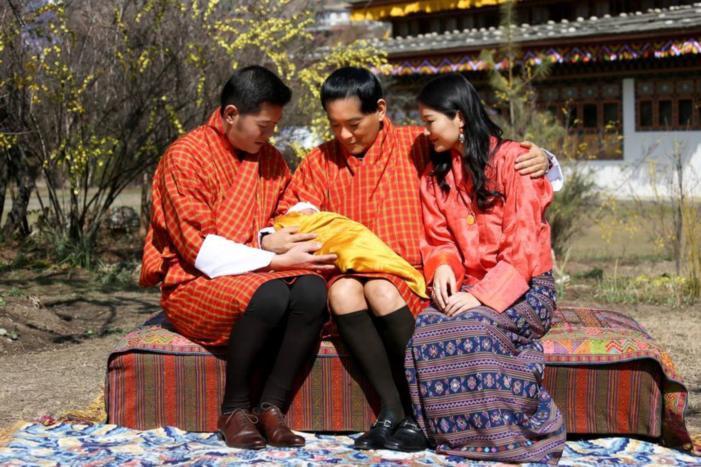 König Jigme von Bhutan, Königsvater Jigme Singye, der kleine Prinz, Königin Jetsun