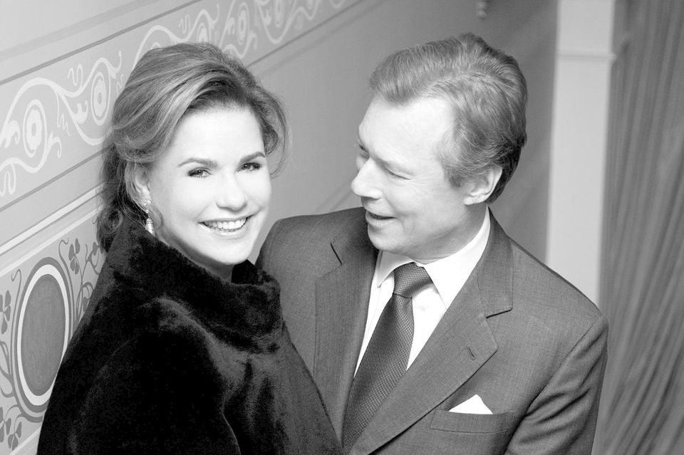 Großherzogin Maria Teresa + Großherzog Henri: Großherzogin Maria Teresa und Großherzog Henri von Luxemburg wirken auf diesem lächelnden, intimen Bild aus dem Treppenhaus wie ein frisch verliebtes Paar und nicht so, als ob sie auf die Goldene Hochzeit zusteuern. Großherzogin Maria Teresa und Großherzog Henri von Luxemburg wirken auf diesem lächelnden, intimen Bild aus dem Treppenhaus wie ein frisch verliebtes Paar und nicht so, als ob sie auf die Goldene Hochzeit zusteuern.
