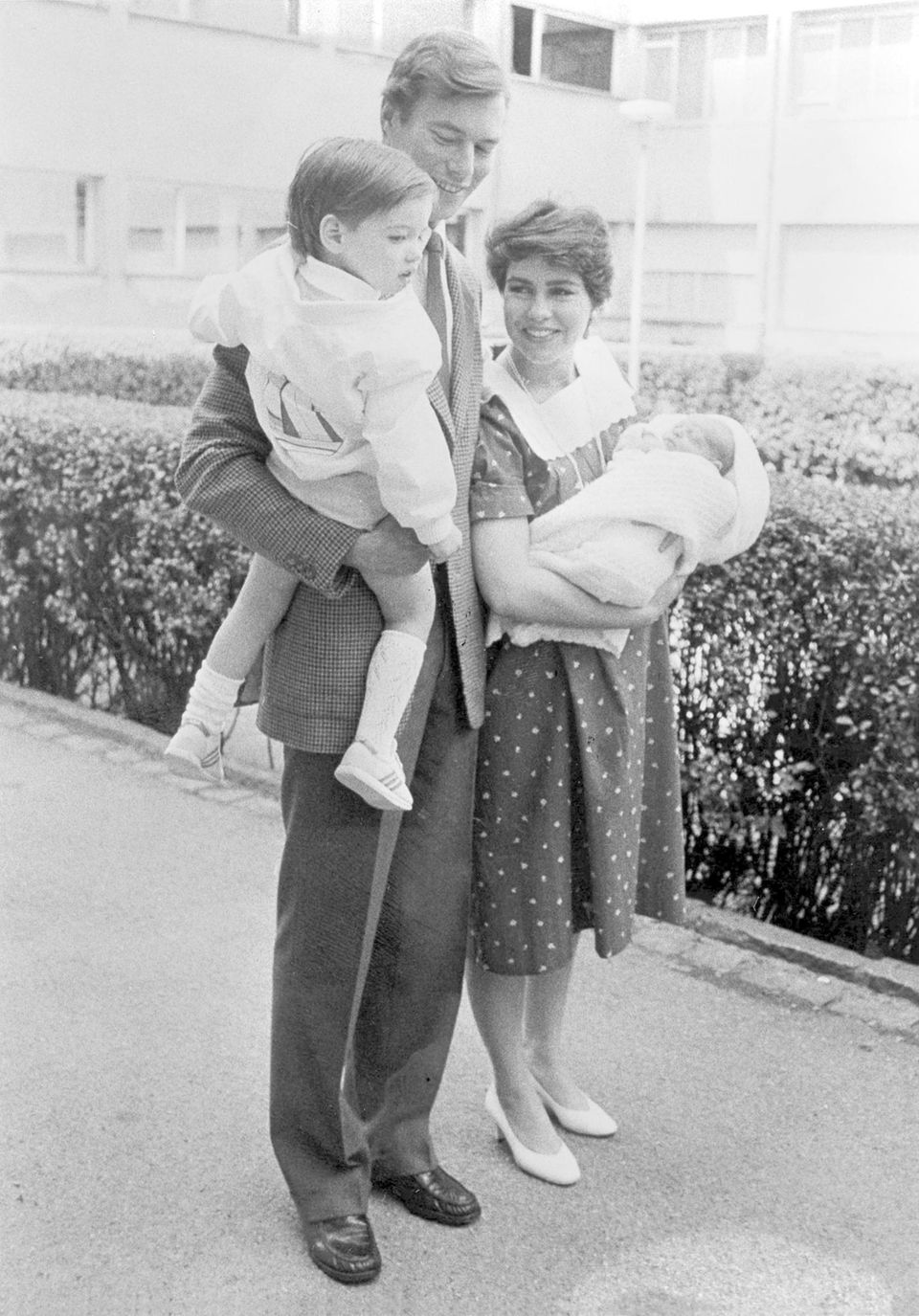 Großherzogin Maria Teresa + Großherzog Henri: Im Juni 1984 zeigte sich die junge großherzogliche Familie um Henri und Maria Teresa schon mit zweifachem Nachwuchs: Erbgroßherzog Guillaume auf dem Arm seines Vaters, der kleine Prinz Felix ist gerade wenige Tage zuvor geboren. Die Mama trägt eine fesche Kurzhaarfrisur. Im Juni 1984 zeigte sich die junge großherzogliche Familie um Henri und Maria Teresa schon mit zweifachem Nachwuchs: Erbgroßherzog Guillaume auf dem Arm seines Vaters, der kleine prinz Felix ist gerade wenige Tage zuvor geboren. Die Mama trägt eine fesche Kurzhaarfrisur.