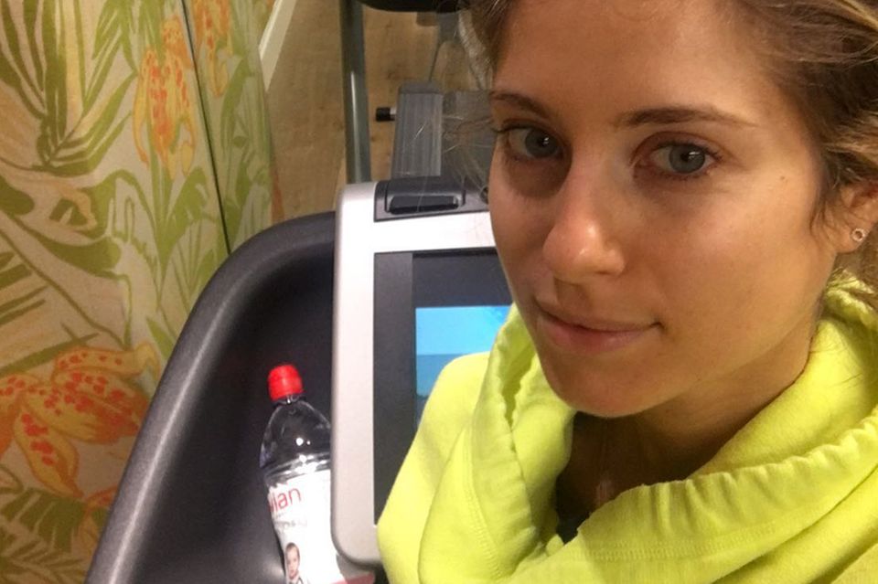 Cathy sportliches Morgen-Ritual: "Erstmal geht es auf ?s Laufband und anschließend mache ich ein paar Übungen. Ich habe Yoga für mich entdeckt."