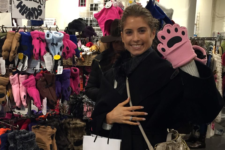 Cathy Hummels auf Shopping-Tour in New York: Auf der Suche nach einem Souvenir für ihren Mats?