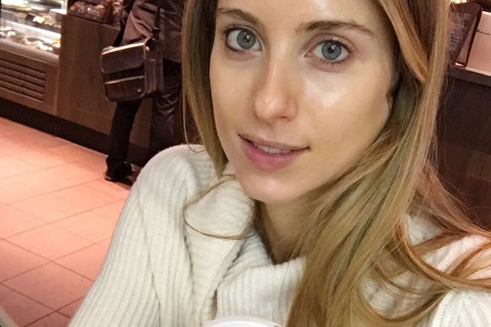 Einen Kaffee zum wach werden und dann geht es los. Cathy Hummels vor ihrem Abflug am Berliner Flughafen.