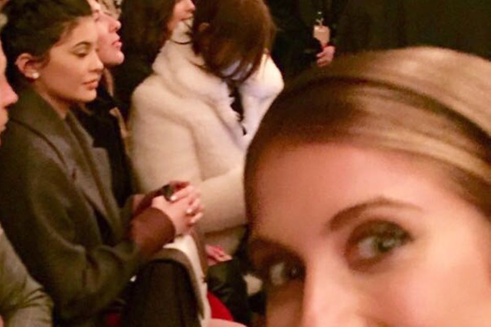 It-Girl-Selfie: Während einer Fashion Show macht Cathy einen witzigen Schnappschuss von sich und Kylie Jenner.