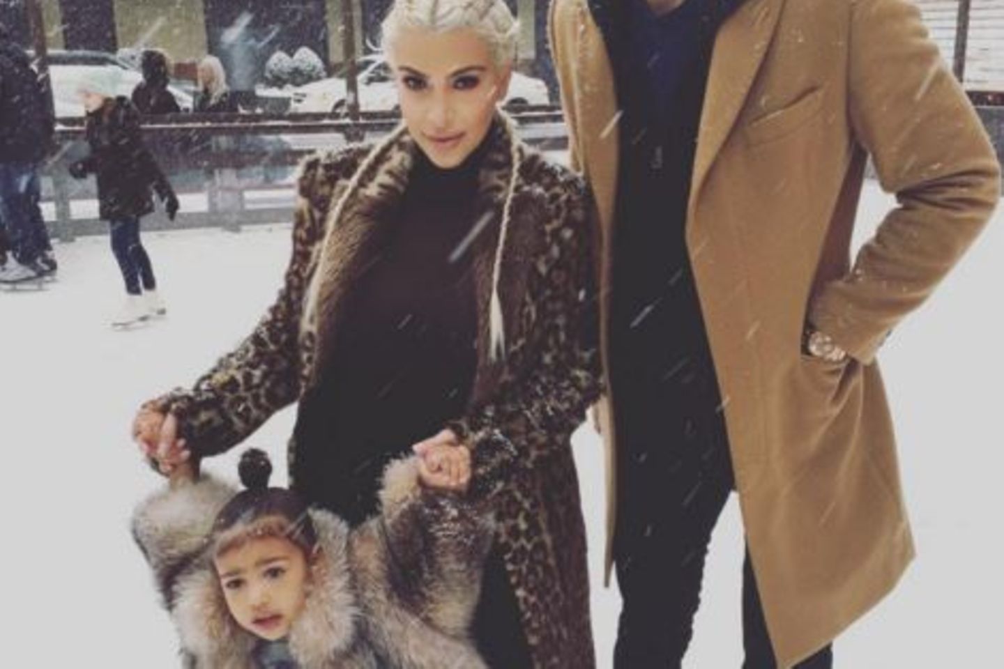 North West mit Mama Kim Kardashian und Simon Huck beim Schlittschuh laufen in New York