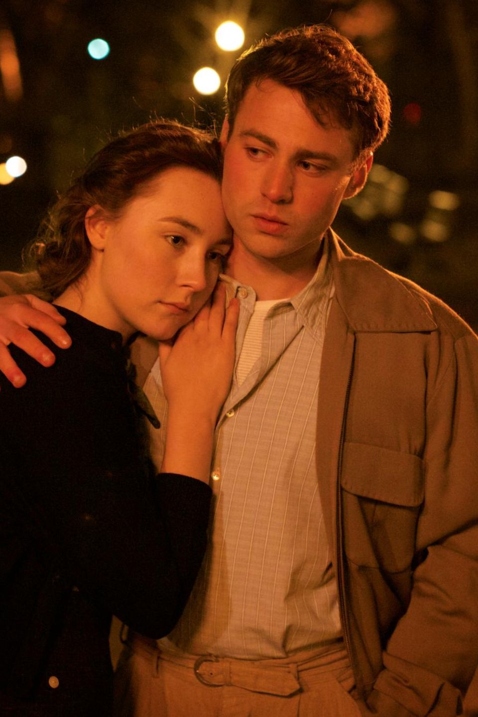 Eilis (Saoirse Ronan) und Tony (Emory Cohen) müssen eine harte Belastungsprobe überstehen Eilis (Saoirse Ronan) und Tony (Emory Cohen) müssen eine harte Belastungsprobe überstehen