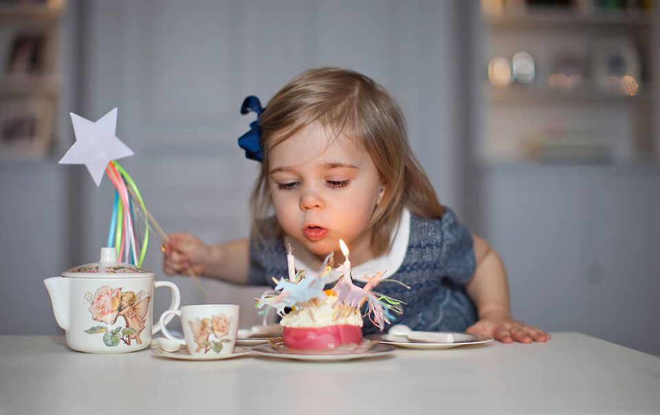 Königin Silvia: Prinzessin Leonore auf den offiziellen Bildern anlässlich ihres zweiten Geburtstages 20. Februar 2016 Grattis Prinsessan Leonore! Die süßen Bilder, die sie mit blauem Kleid und blauer Schleife zeigen, postet Mama Madeleine bei Facebook und schreibt: "Die Zeit fliegt - unsere Leonore ist zwei. Die allerherzlichsten Geburtstagswünsche zu unserer schönen und süßen Tochter."