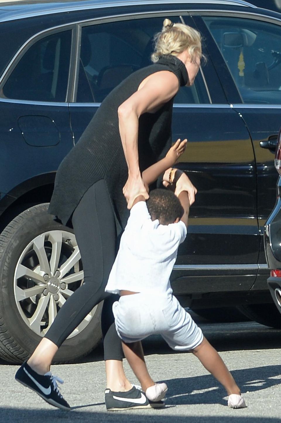 Da hat aber jemand schlechte Laune: Charlize Theron versucht ihren sturen Sohn ins Auto zu bugsieren
