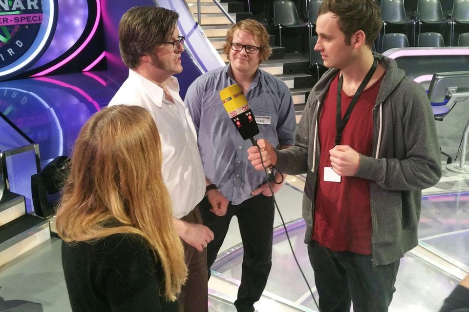 WWM-Gewinner Leon Windscheid: Leon Windscheid beim "WWM Zocker Special" Leon Windscheid (r.) mit den Kandidaten Axel Othmer (l.) und Benedikt Wetzel