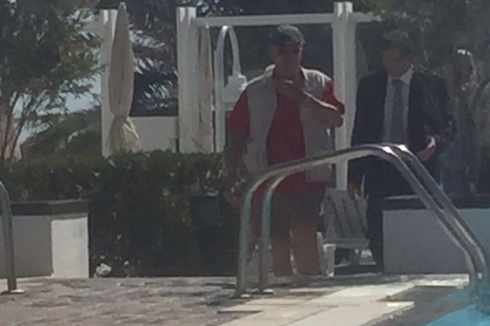 Prinz Henrik: Prinz Henrik nutzt das sonnige Wetter für einen Ausflug an den Hotelpool Prinz Henrik nutzt das sonnige Wetter für einen Ausflug an den Hotelpool