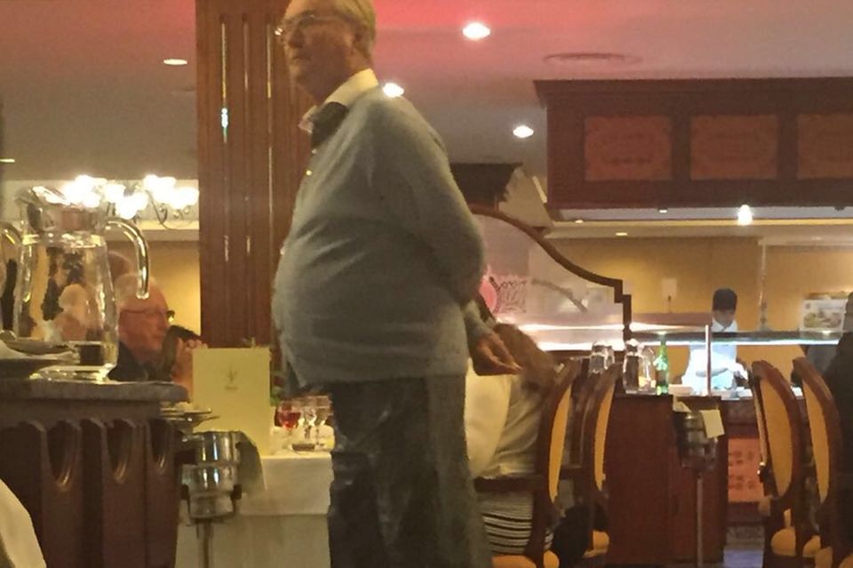 Prinz Henrik: Er könnte auch ein ganz normaler Hotelgast sein. Ganz entspannt schlendert der Prinz durch das Hotelrestaurant Er könnte auch ein ganz normaler Hotelgast sein. Ganz entspannt schlendert der Prinz durch das Hotelrestaurant