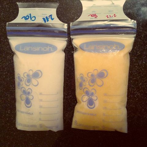 Die beiden unterschiedlichen Beutel mit Muttermilch