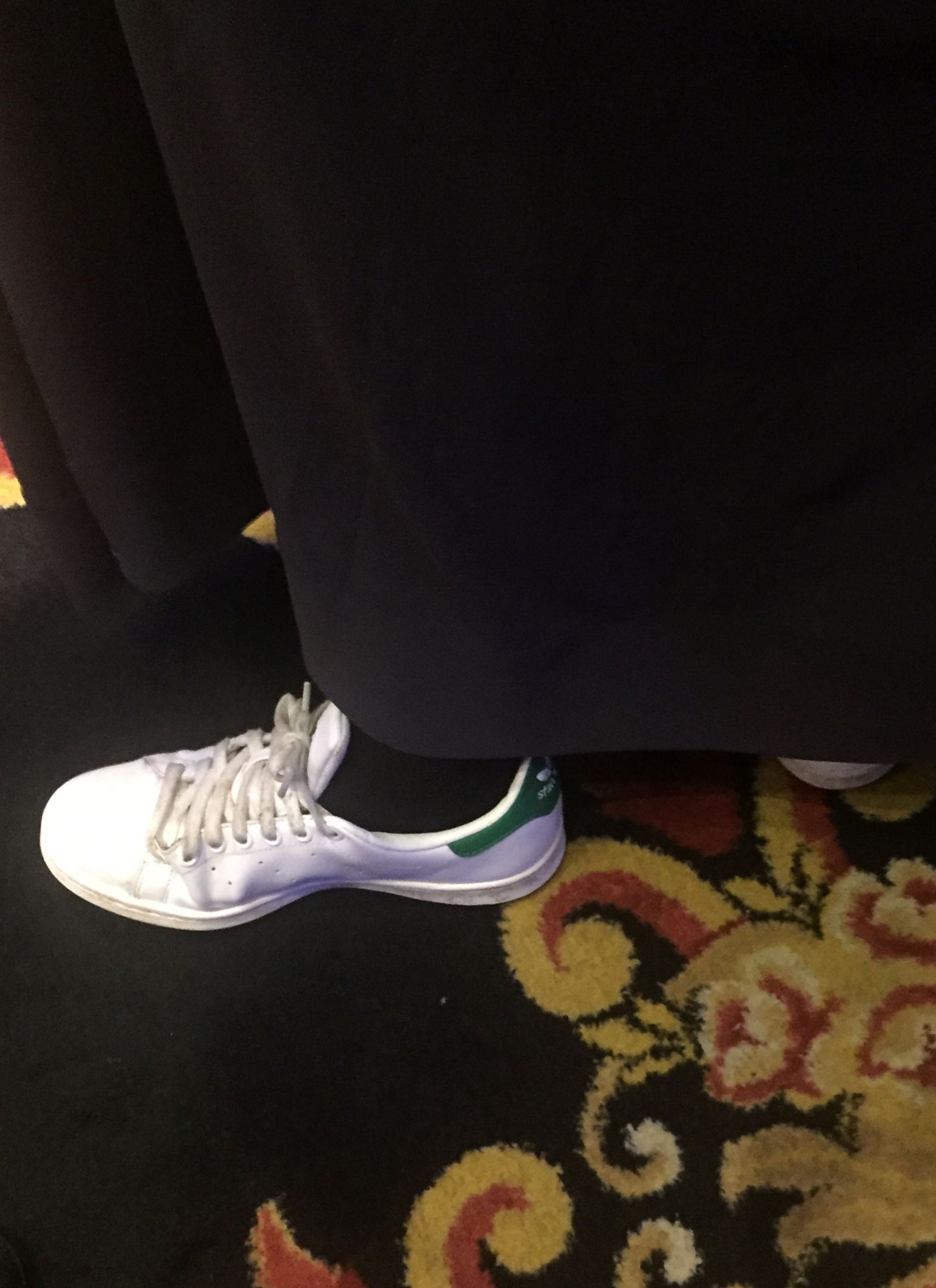 Nina Eichinger im Interview: Ganz schön raffiniert: Unter ihrem langen Abendkleid versteckt Nina Eichinger die bequemen "Stan Smith"-Sneaker von Adidas. Ganz schön raffiniert: Unter ihrem langen Abendkleid versteckt Nina Eichinger die bequemen "Stan Smith"-Sneaker von Adidas.