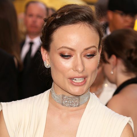 Olivia Wilde lässt auf den diesjährigen Oscars tief blicken und ihr Dekolleté kann sich wirklich sehen lassen! Ein Vampire Breast Lift hat sie nun wirklich nicht nötig.
