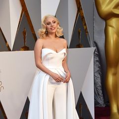2016: Ein Jumpsuit mit Schleppe von Brandon Maxwell war das Oscar-Outfit von Lady Gaga