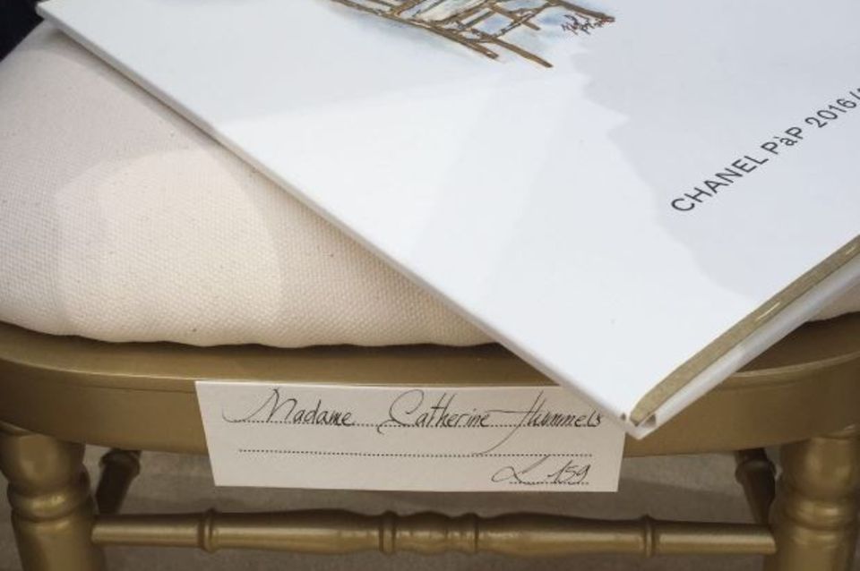 Cathy Hummels: Ein RItterschlag für "Madame Catherine Hummels" - ein personalisierter Sitzplatz bei Chanel. Ein RItterschlag für "Madame Catherine Hummels" - ein personalisierter Sitzplatz bei Chanel.