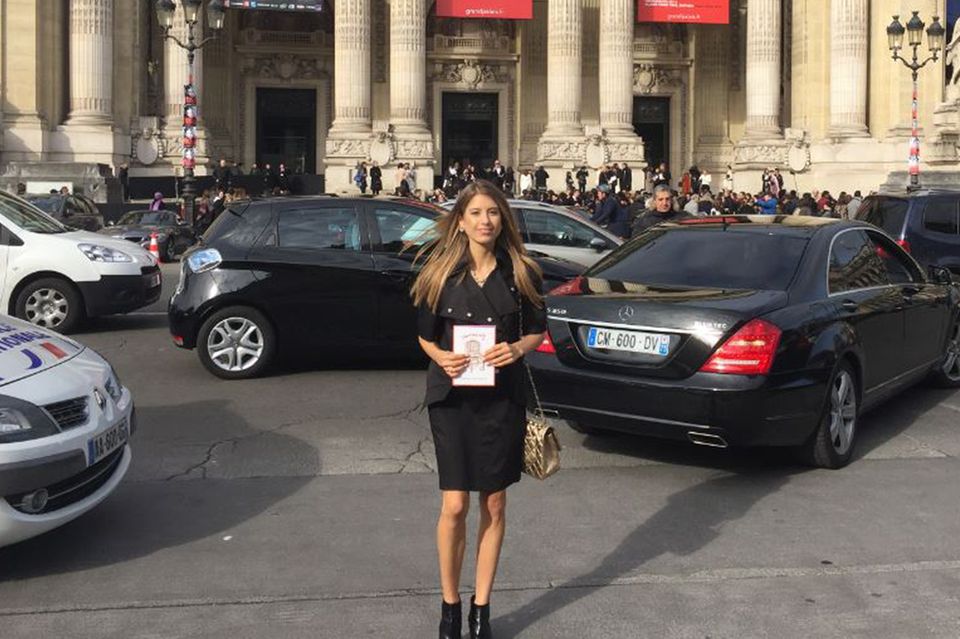 Cathy vor dem Pariser "Grand Palais", wo die Fashion-Show von Chanel stattfand.