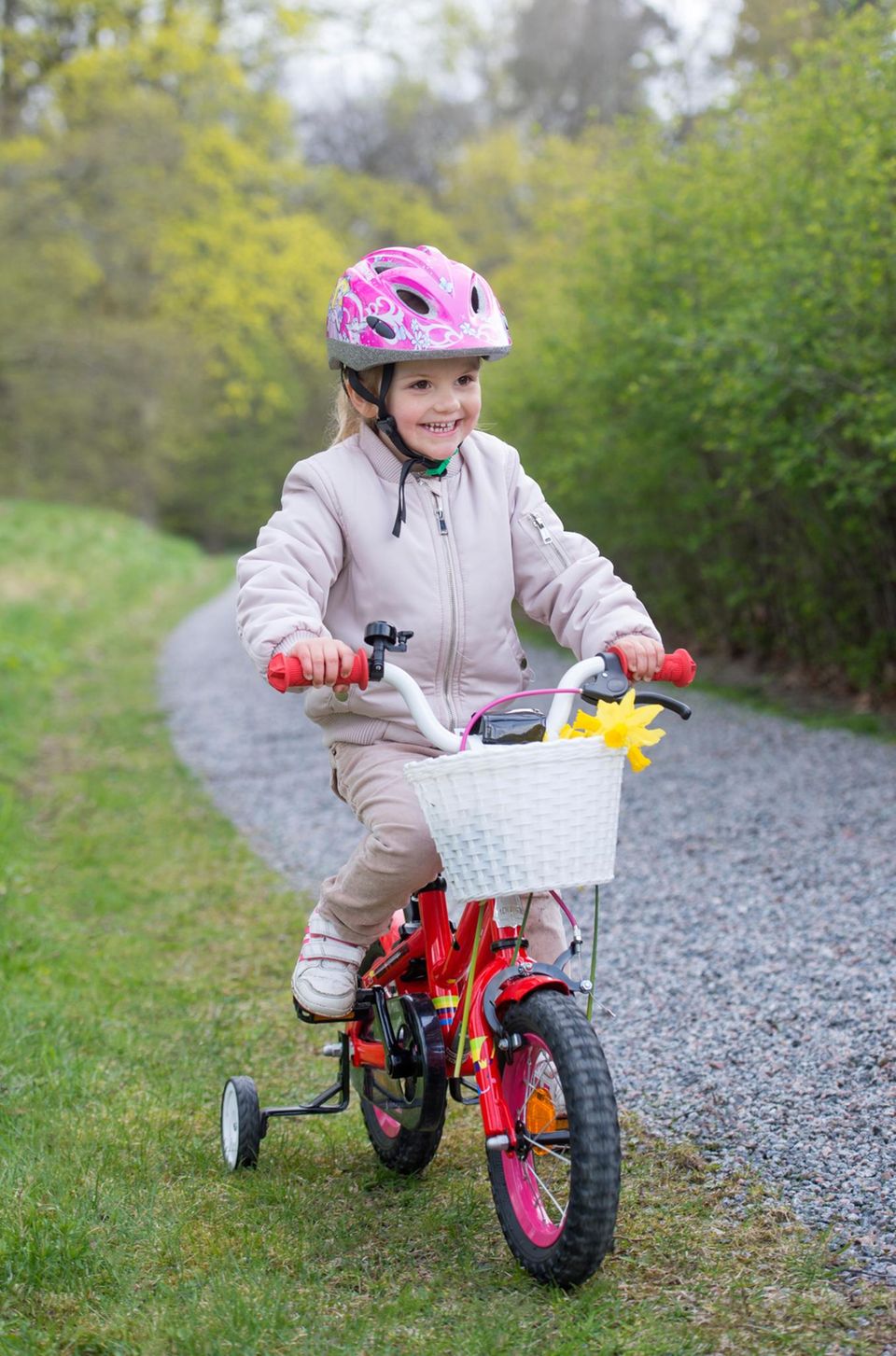 Prinzessin Victoria + Prinz Daniel: Auf dem Anwesen kann Prinzessin Estelle bedenkenlos auch das Fahrrad fahren üben Auf dem Anwesen kann Prinzessin Estelle bedenkenlos auch das Fahrrad fahren üben