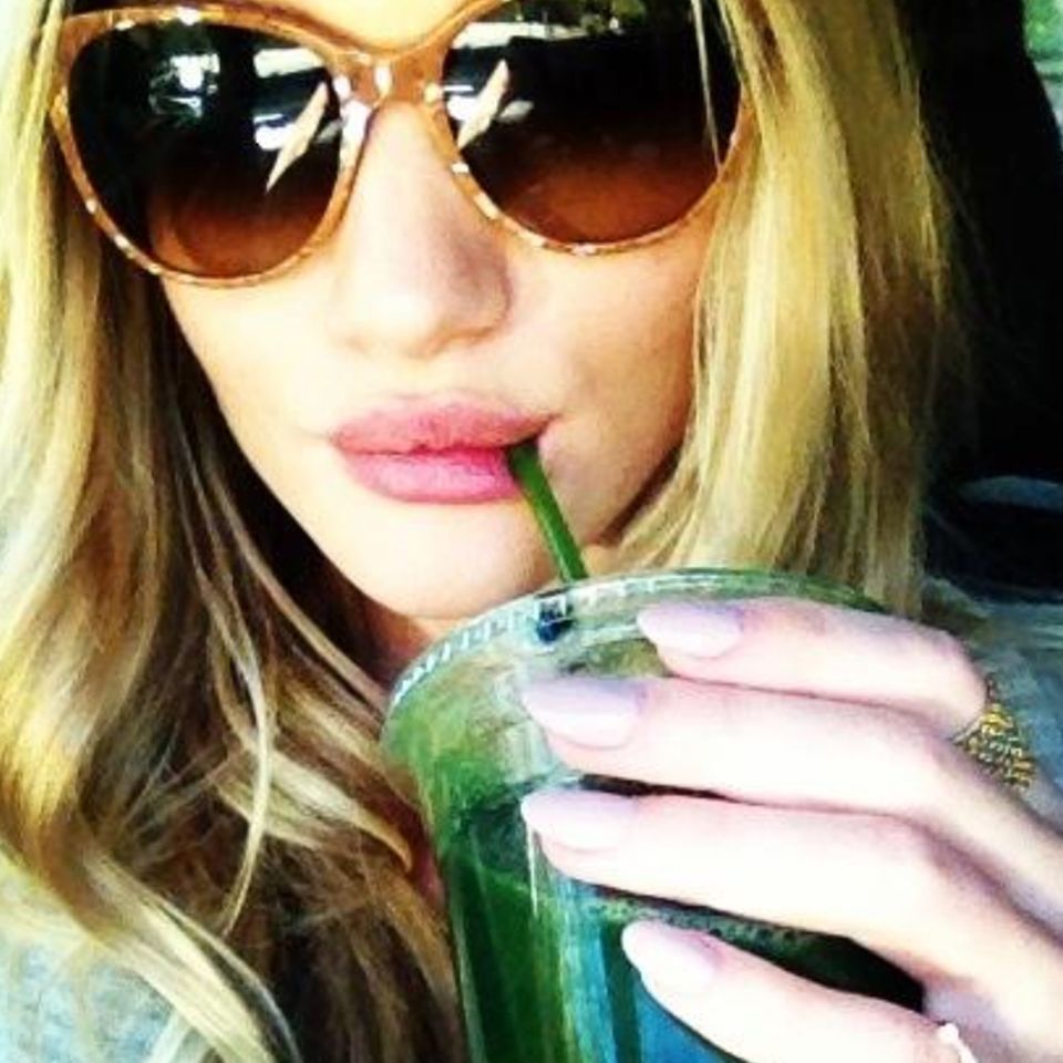 Grün, gesund und lecker: Supermodel Rosie Huntington-Whiteley zeigt ihre Vorliebe für Detox-Smoothies auf Instagram.