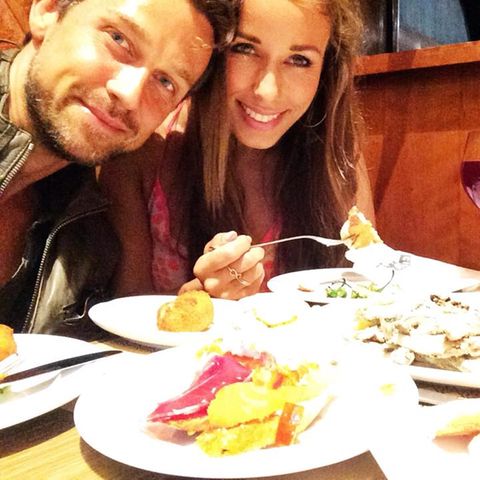 Wayne und Annemarie Carpendale lassen sich in Barcelona Mitternachtstapas schmecken.