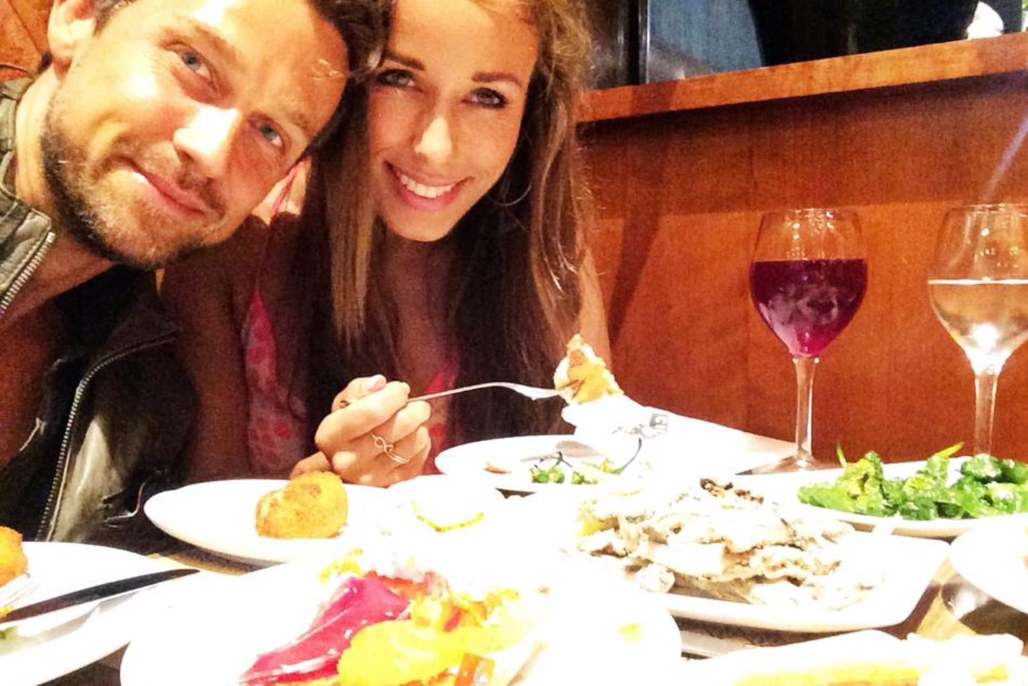 Wayne und Annemarie Carpendale lassen sich in Barcelona Mitternachtstapas schmecken.