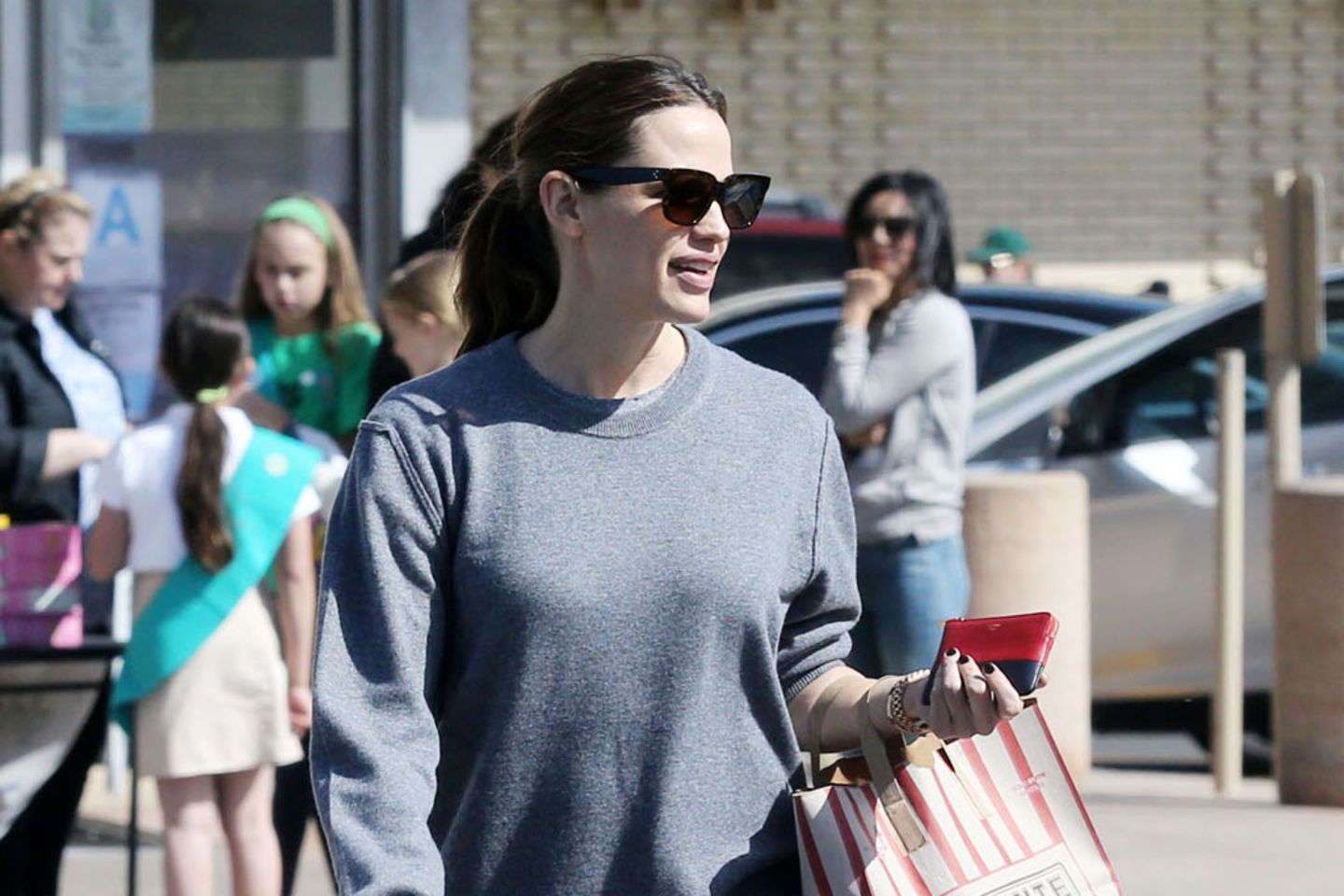 Jennifer trägt den Pullover ihres Ex.