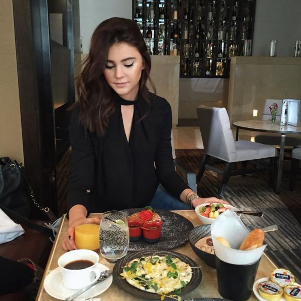 Das Model Stefanie Giesinger gönnt sich einen ausgiebigen wie reichhaltigen Brunch: Pfannkuchen, Brötchen, frisches Obst, Salat, Saft und Müsli.