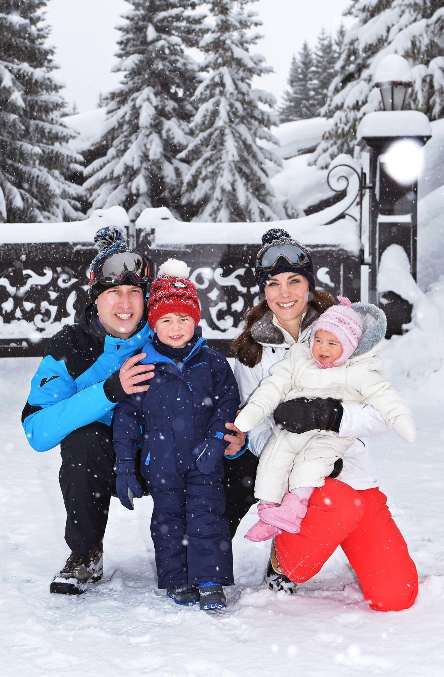 Herzogin Catherine: 3. März 2016 Charlotte und George sind die süßesten Schneehasen. Mit Mama und Papa tobt es sich besonders gut. 3. März 2016 Charlotte und George sind die süßesten Schneehasen. Mit Mama und Papa tobt es sich besonders gut.