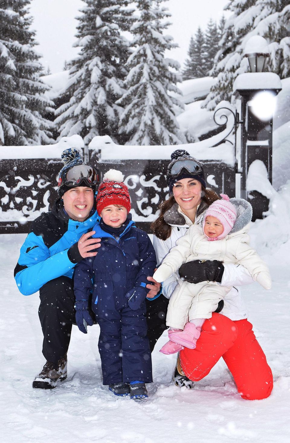 Herzogin Catherine: 3. März 2016 Charlotte und George sind die süßesten Schneehasen. Mit Mama und Papa tobt es sich besonders gut. 3. März 2016 Charlotte und George sind die süßesten Schneehasen. Mit Mama und Papa tobt es sich besonders gut.