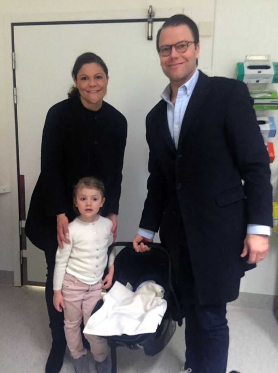 Prinzessin Victoria: Mama Victoria, 38, Papa Daniel, 42, und Schwester Estelle, 4, auf dem Weg von der Klinik nach Hause Mama Victoria, 38, Papa Daniel, 42, und Schwester Estelle, 4, auf dem Weg von der Klinik nach Hause