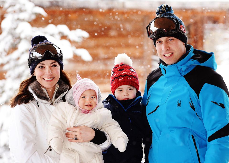 Prinz William + Herzogin Catherine: 2016 schicken Kate und William diese süßen Grüße aus dem Winterurlaub. 3. März 2016 Der erste Familienurlaub im Schnee: Herzogin Catherine und Prinz William sind mit Prinzessin Charlotte und Prinz George in die französischen Alpen gefahren.