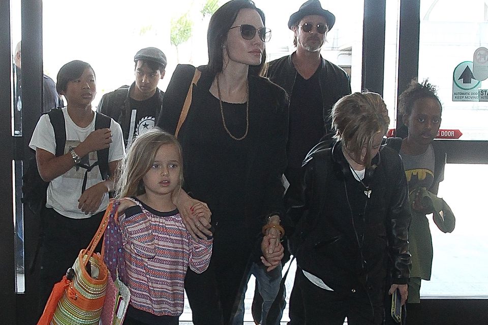 Angelina Jolie, Brad Pitt und ihre Kinder am Flughafen von Los Angeles Angelina Jolie, Brad Pitt und ihre Kinder am Flughafen von Los Angeles