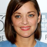 Très chic: Ihren klassischen Bob trägt die französische Schauspielerin Marion Cotillard ("The Dark Knight Rises") mit einem angeschrägten Pony und Seitenscheitel.