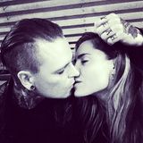 "Mein Baby" schreibt Andy LaPleagua unter dieses Knutschfoto mit Sophia Thomalla. Damit hätte sich die schöne Schauspielerin erneut einen tätowierten Musiker geangelt, der sein Bad-Boy-Image pflegt.