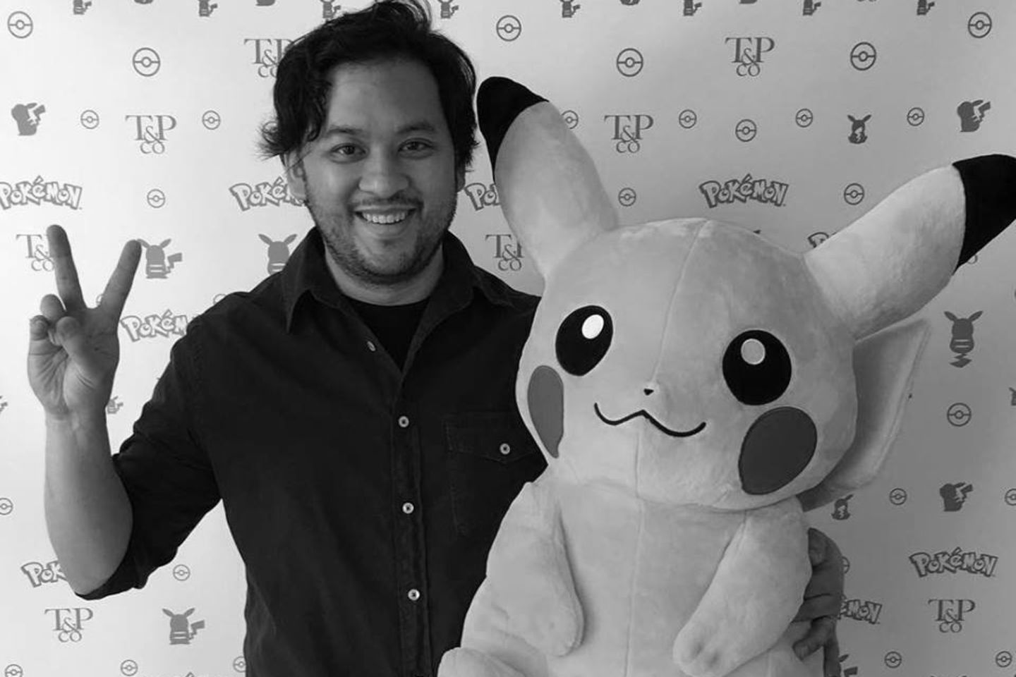 Eric Medalle mit Pikachu, seiner bekanntesten Schöpfung