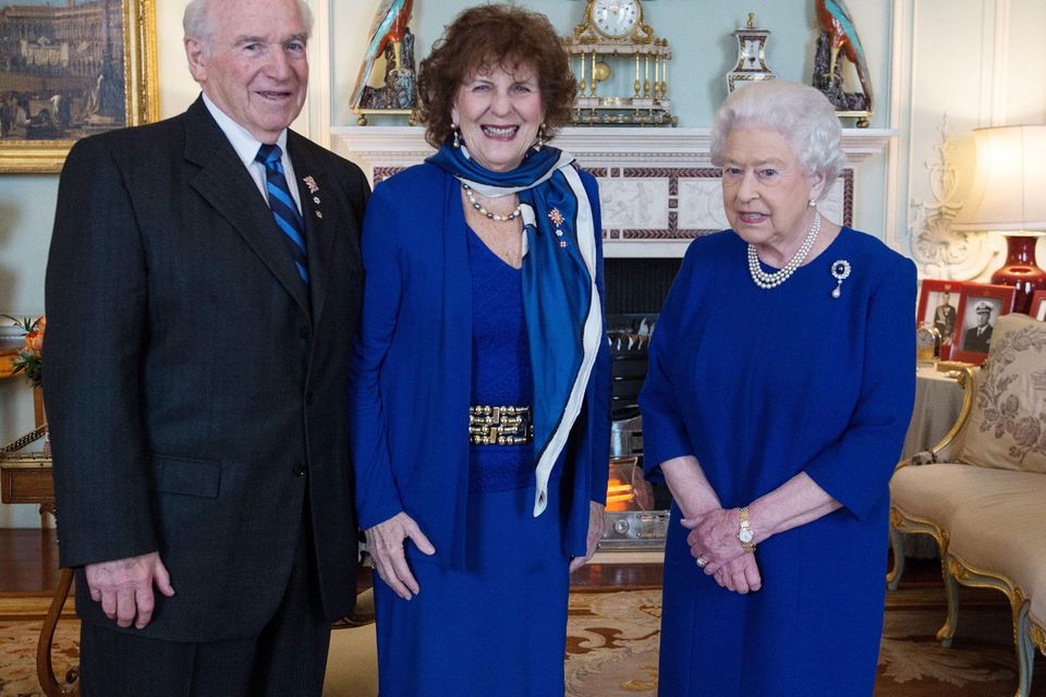 Queen Elizabeth: Blau, blau, blau sind alle ihre Kleider: Queen Elizabeth empfängt Lieutenant Governor of Alberta Lois Mitchell und ihren Mann, His Honour Mr Douglas Mitchell, im Buckingham Palace in London. Blau, blau, blau sind alle ihre Kleider: Queen Elizabeth empfängt Lieutenant Governor of Alberta Lois Mitchell und ihren Mann, His Honour Mr Douglas Mitchell, im Buckingham Palace in London.