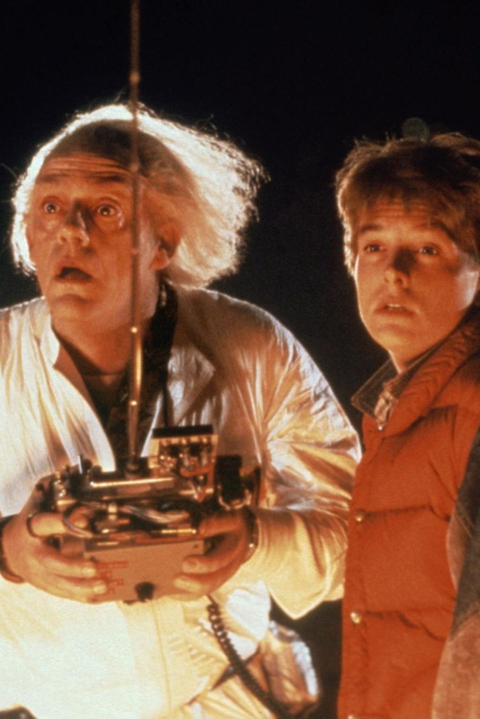 Dr. Emmett "Doc" Brown und Marty McFly Christopher Lloyd und Michael J. Fox sind die zwei wohl bekanntesten Charaktere aus "Zurück in die Zukunft". Als der jugendliche Marty und der leicht eigenwillige Professor Brown reisen sie in der Kult-Trilogie zwischen den Jahren 1885 und 2015 hin und zurück. Dr. Emmett "Doc" Brown und Marty McFly Christopher Lloyd und Michael J. Fox sind die zwei wohl bekanntesten Charaktere aus "Zurück in die Zukunft". Als der jugendliche Marty und der leicht eigenwillige Professor Brown reisen sie in der Kult-Trilogie zwischen den Jahren 1885 und 2015 hin und zurück.