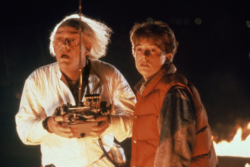 Dr. Emmett "Doc" Brown und Marty McFly  Christopher Lloyd und Michael J. Fox sind die zwei wohl bekanntesten Charaktere aus "Zurück in die Zukunft". Als der jugendliche Marty und der leicht eigenwillige Professor Brown reisen sie in der Kult-Trilogie zwischen den Jahren 1885 und 2015 hin und zurück.