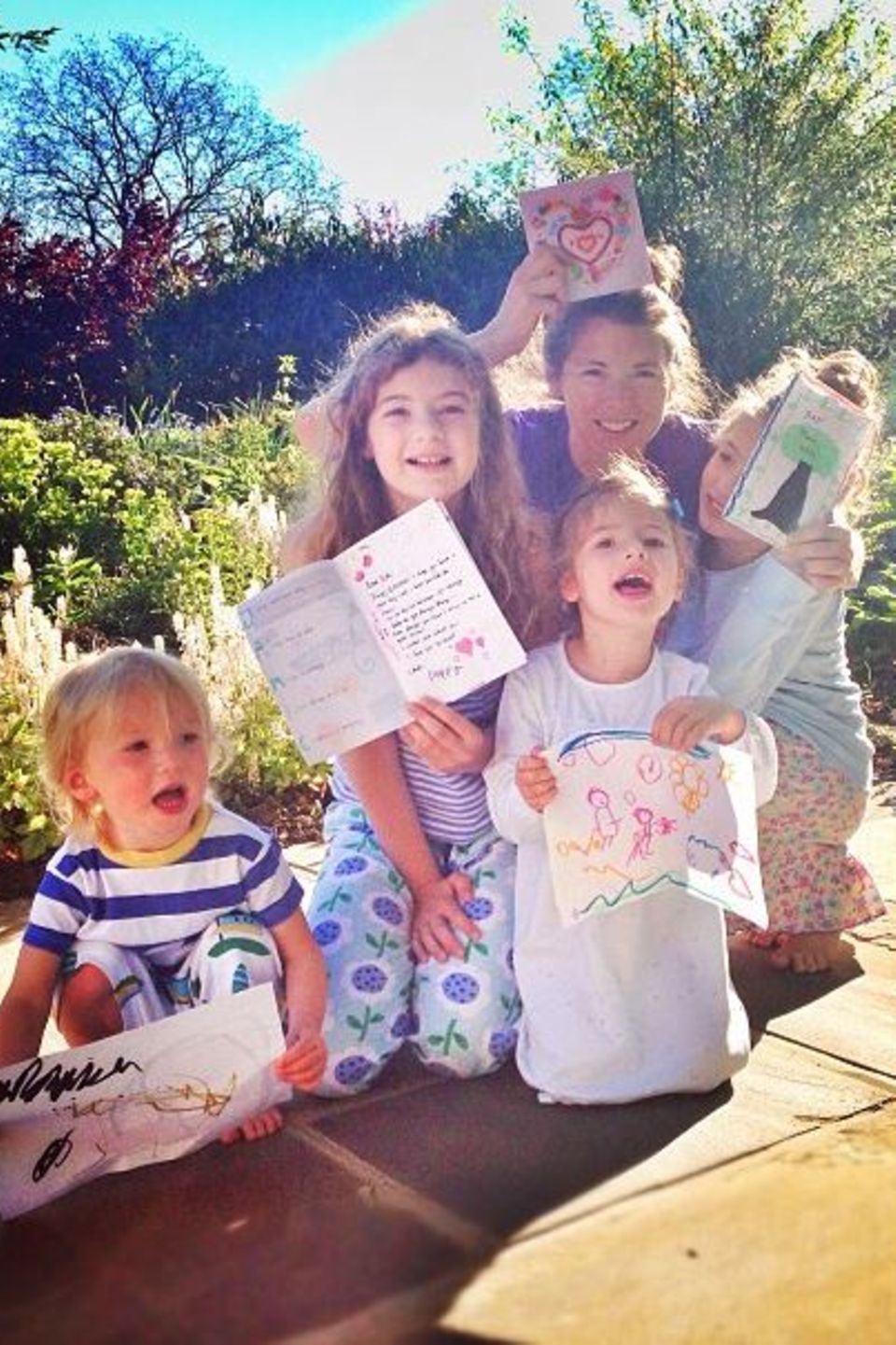Jamie Oliver freut sich über die selbst gebastelten Geburtstagskarten von seinen Kindern und seiner Frau Jools. Jamie Oliver freut sich über die selbst gebastelten Geburtstagskarten von seinen Kindern und seiner Frau Jools.