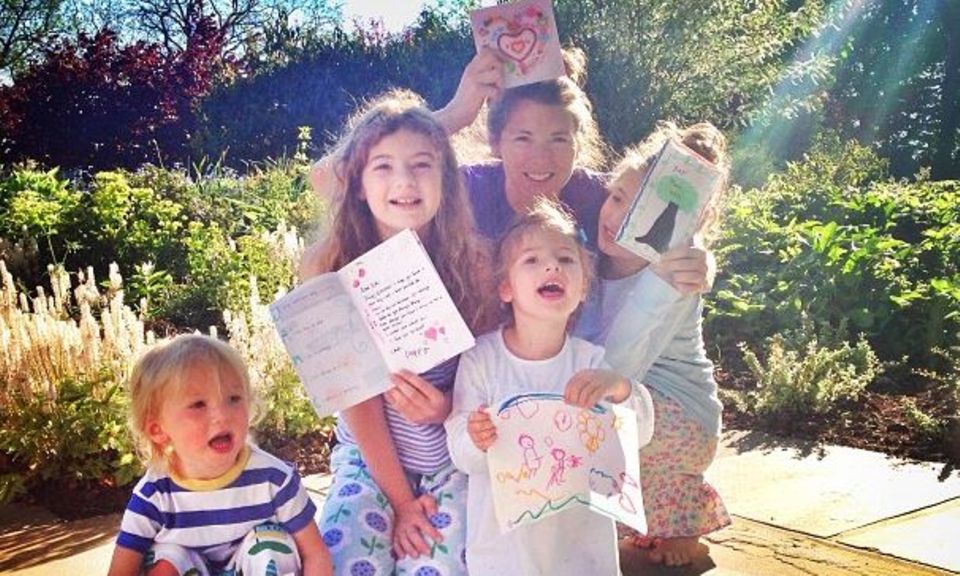 Jamie Oliver freut sich über die selbst gebastelten Geburtstagskarten von seinen Kindern und seiner Frau Jools.