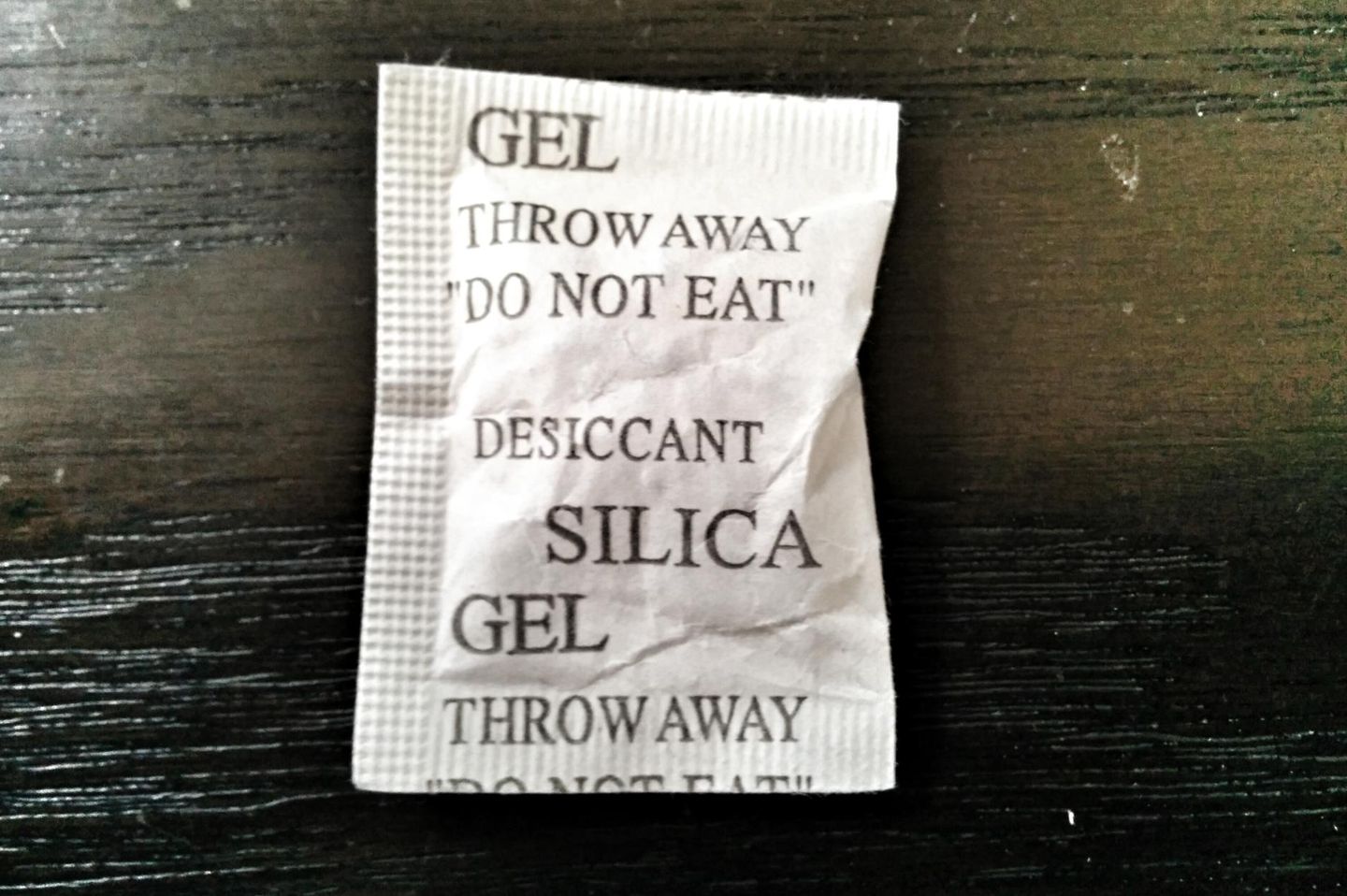 Throw them away. Силикагель в пакетиках. Силикагель do not eat. Desiccant do not eat что это. Do not eat пакетики.