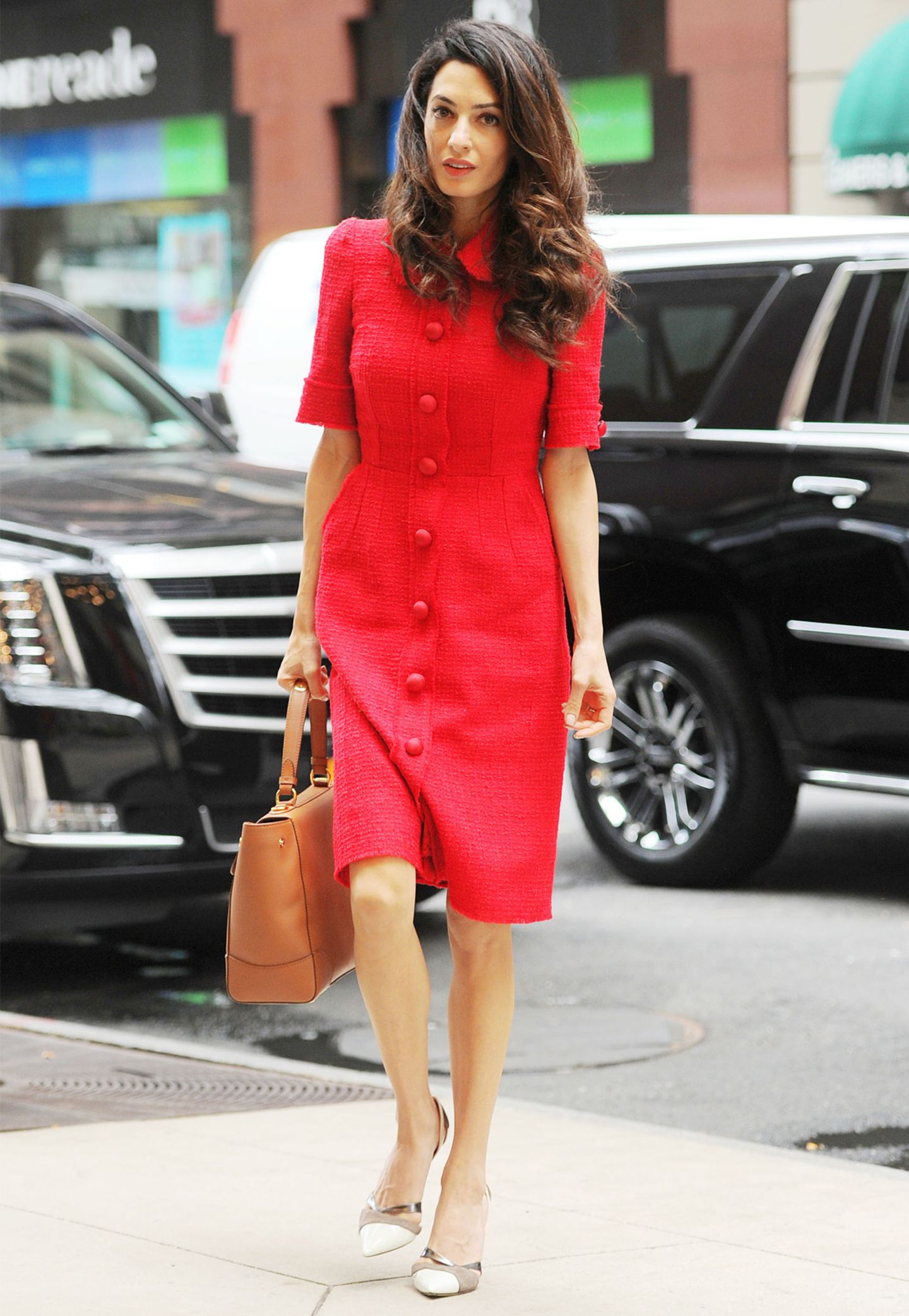 Amal Clooney in New York mit einem schicken, roten Dolce & Gabbana Kleid. Das Kleid hat einen Wert von ca. 2600 Euro.
