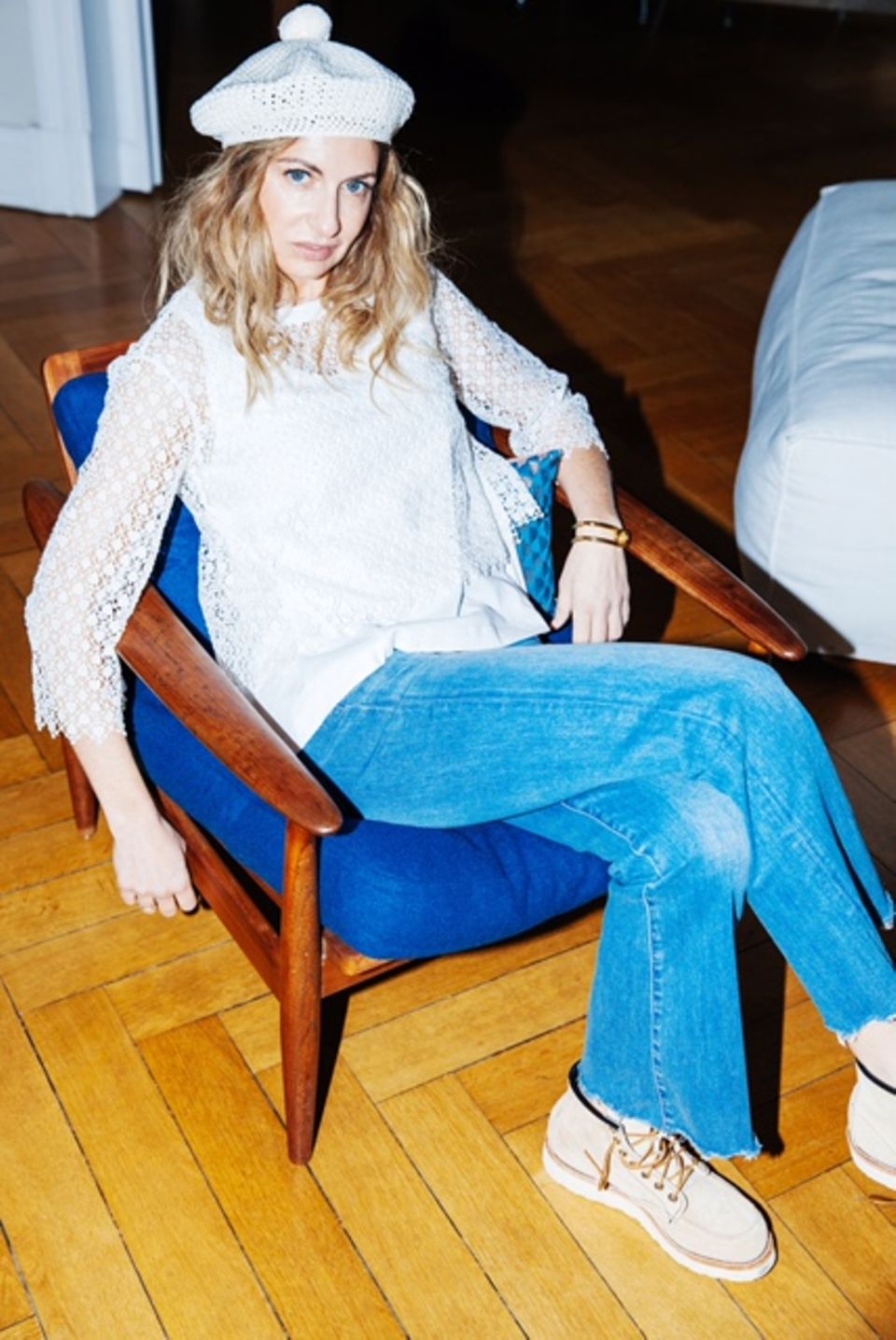 So Sue: Sue Giers stylt gekonnt klassische Jeans mit Hippie-Bluse und Mütze. Sue Giers stylt gekonnt klassische Jeans mit Hippie-Bluse und Mütze.