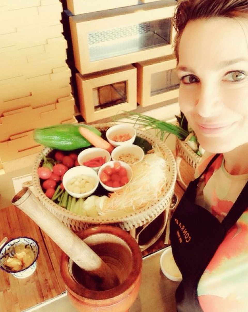 Alexandra Kamp: Alexandra Kamp beim Thai-Kochkurs auf Kho Samui. Alexandra Kamp beim Thai-Kochkurs auf Kho Samui.
